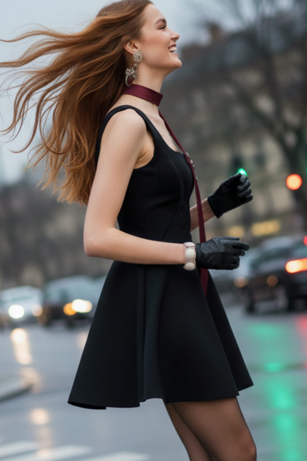 Vestido corto de tirantes, cortes frontales, escote cuadrado y corte en a con olanes en bajo.