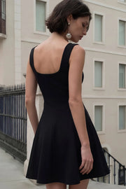 Vestido corto de tirantes, cortes frontales, escote cuadrado y corte en a con olanes en bajo.