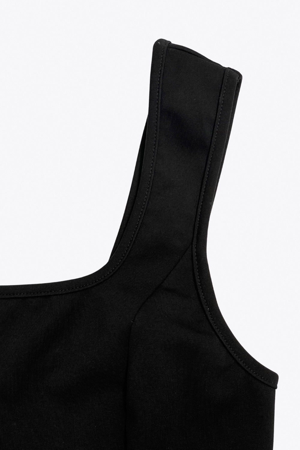 Vestido corto de tirantes, cortes frontales, escote cuadrado y corte en a con olanes en bajo.