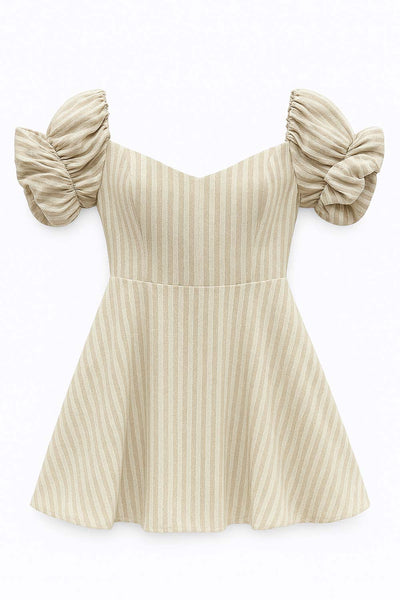 Vestido corto de hombros descubiertos, estampado rayas, escote corazón, manga corta abullonada con rib elástico y olanes en borde, corte en a y cierre posterior con cremallera oculta.