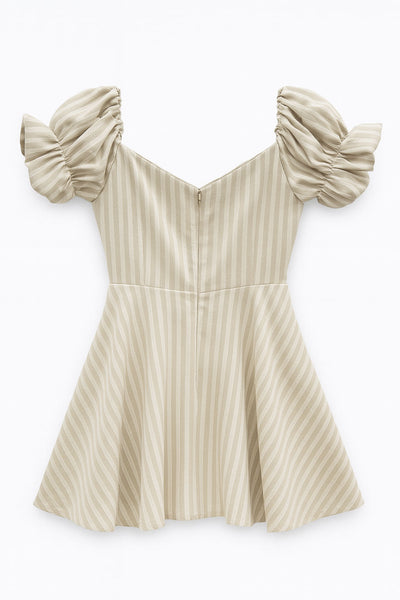 Vestido corto de hombros descubiertos, estampado rayas, escote corazón, manga corta abullonada con rib elástico y olanes en borde, corte en a y cierre posterior con cremallera oculta.