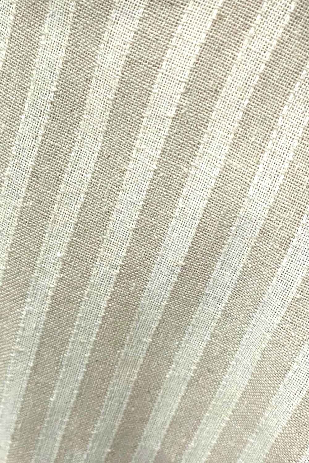 Vestido corto de hombros descubiertos, estampado rayas, escote corazón, manga corta abullonada con rib elástico y olanes en borde, corte en a y cierre posterior con cremallera oculta.