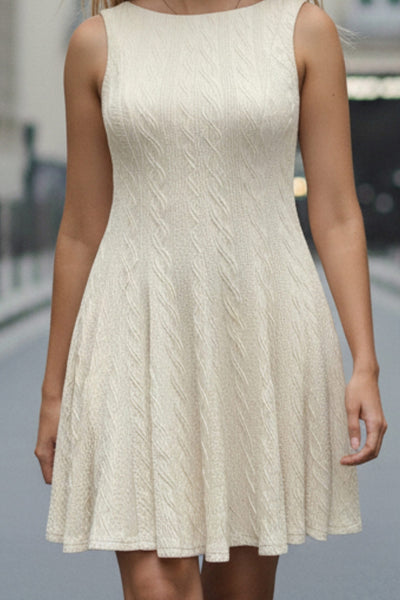 Vestido corto de cuello barco, sin mangas, pinzas frontales, escote en espalda y corte en a con olanes en bajo. Detalle de textura en tejido.