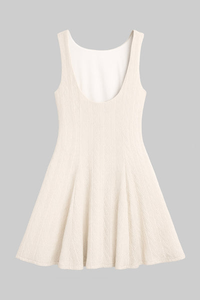 Vestido corto de cuello barco, sin mangas, pinzas frontales, escote en espalda y corte en a con olanes en bajo. Detalle de textura en tejido.