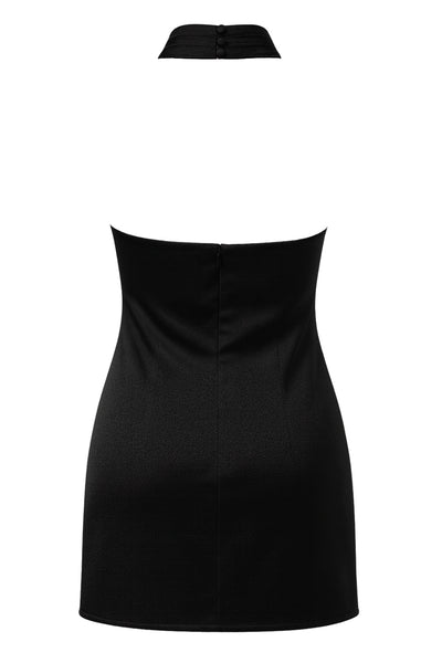 Vestido corto satinado de fit ajustado, cuello halter alto con plisados decorativos, sin mangas, escote en espalda, cierre posterior con botón, ojal y cremallera oculta.