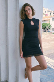 Vestido corto de mesh, fit ajustado, sin mangas, cuello mao, detalle decorativo de cut out y plisados en costados.