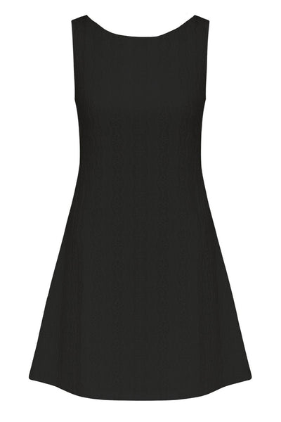 Vestido corto de fit recto, sin mangas, cuello barco y escote en espalda con lazo amarrable posterior. Detalle de textura en tejido.