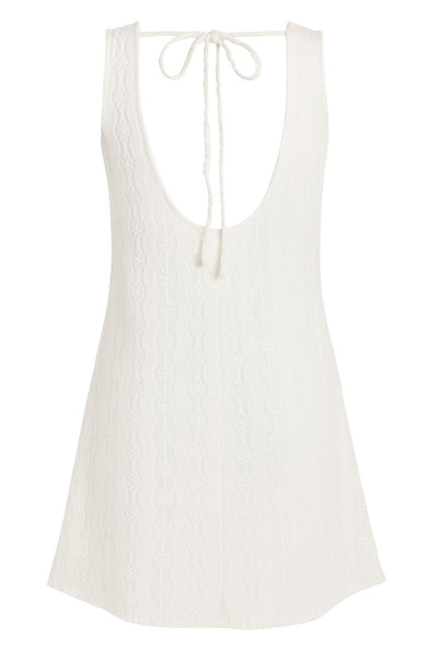 Vestido corto de fit recto, sin mangas, cuello barco y escote en espalda con lazo amarrable posterior. Detalle de textura en tejido.