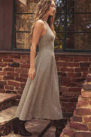 Vestido midi de estampado cuadros, cuello halter con nudo amarrable posterior, escote v con cortes y plisados decorativos, corte en a, plisados en cintura con corte frontal en v y fruncido en espalda.