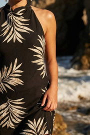Vestido corto estampado, de fit ajustado, cuello halter fluido con lazo amarrable posterior y escote en espalda.