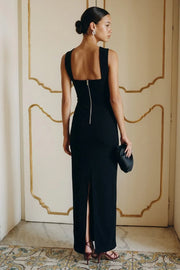Vestido largo strapless, de fit ajustado, escote recto, cierre posterior con cremallera visible en contraste y abertura en bajo. Detalle decorativo de choker.