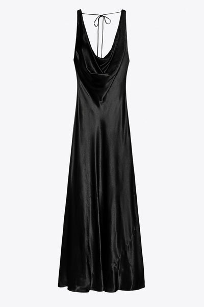 Maxi vestido satinado de fit fluido, sin mangas, escote fluido frontal y posterior. Detalle de lazo amarrable posterior.