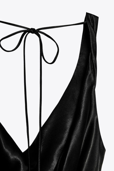 Maxi vestido satinado de fit fluido, sin mangas, escote fluido frontal y posterior. Detalle de lazo amarrable posterior.