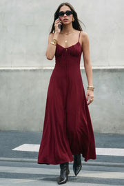 Vestido largo de fit fluido, escote curveado jareta ajustable, plisados y cut out frontal, tirantes delgados ajustables. y cierre posterior con cremallera oculta.