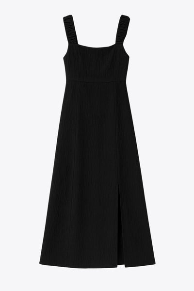 Vestido midi de fit recto, escote redondeado, corte frontal, tirantes elásticos con plisados y escote en espalda con lazado ajustable. Abertura frontal en bajo, rib elástico y cremallera oculta posterior.