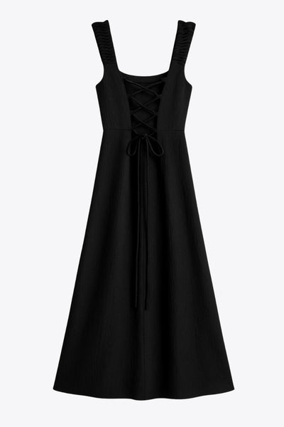Vestido midi de fit recto, escote redondeado, corte frontal, tirantes elásticos con plisados y escote en espalda con lazado ajustable. Abertura frontal en bajo, rib elástico y cremallera oculta posterior.