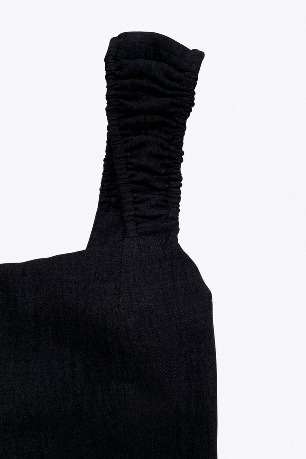 Vestido midi de fit recto, escote redondeado, corte frontal, tirantes elásticos con plisados y escote en espalda con lazado ajustable. Abertura frontal en bajo, rib elástico y cremallera oculta posterior.