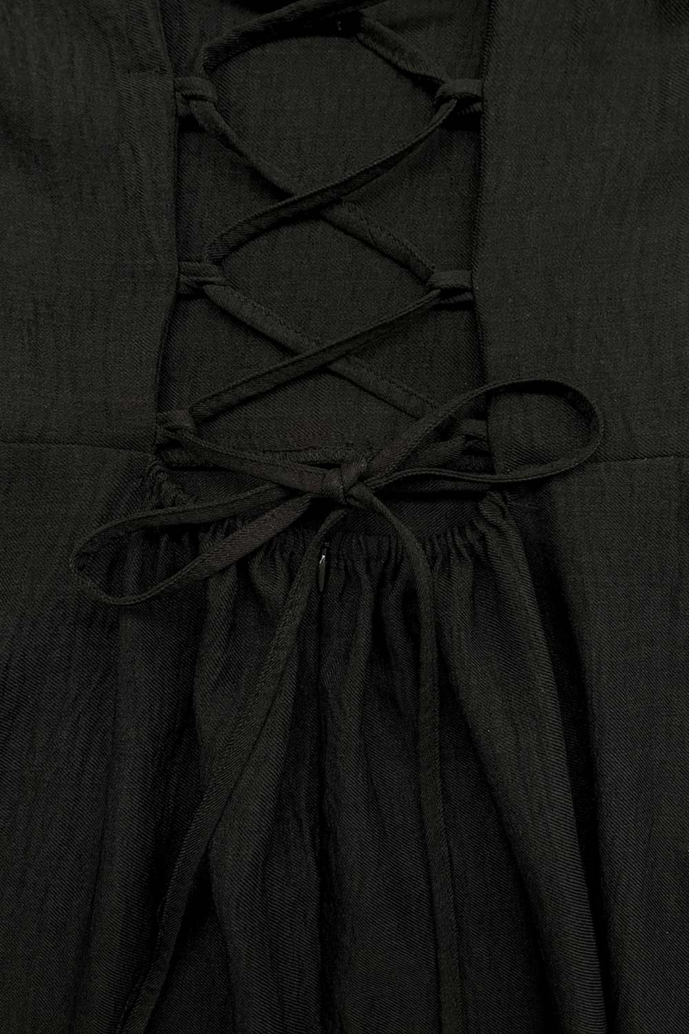 Vestido midi de fit recto, escote redondeado, corte frontal, tirantes elásticos con plisados y escote en espalda con lazado ajustable. Abertura frontal en bajo, rib elástico y cremallera oculta posterior.