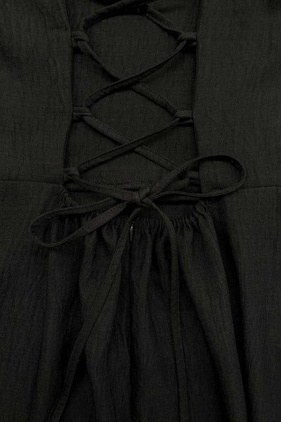 Vestido midi de fit recto, escote redondeado, corte frontal, tirantes elásticos con plisados y escote en espalda con lazado ajustable. Abertura frontal en bajo, rib elástico y cremallera oculta posterior.