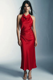 Vestido largo satinado de cuello halter fluido con lazo amarrable posterior y escote en espalda.
