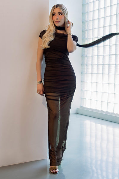 Vestido largo plisado de mesh, fit ajustado, hombros descubiertos, manga corta seguida, escote recto con plisados frontales, en hombros y costados. Detalle de transparencia en bajo y choker.