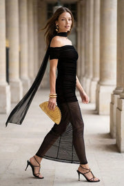 Vestido largo plisado de mesh, fit ajustado, hombros descubiertos, manga corta seguida, escote recto con plisados frontales, en hombros y costados. Detalle de transparencia en bajo y choker.