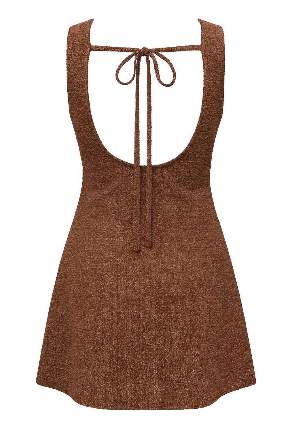 Vestido corto de fit recto, sin mangas, cuello barco y escote en espalda con lazo amarrable posterior.