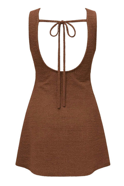 Vestido corto de fit recto, sin mangas, cuello barco y escote en espalda con lazo amarrable posterior.