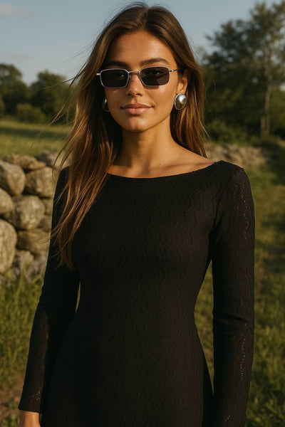 Vestido corto de crochet, manga larga con puño amplio, corte en a, cuello barco y escote en espalda con lazo amarrable posterior.