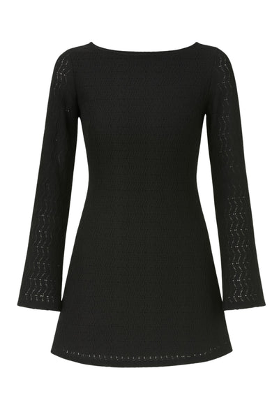 Vestido corto de crochet, manga larga con puño amplio, corte en a, cuello barco y escote en espalda con lazo amarrable posterior.