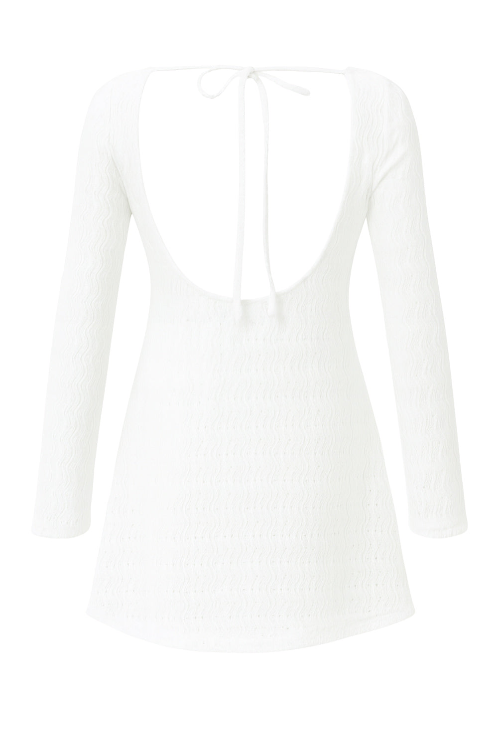 Vestido corto de crochet, manga larga con puño amplio, corte en a, cuello barco y escote en espalda con lazo amarrable posterior.