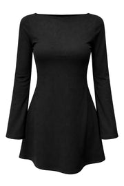 Vestido corto ajustado, rib de suede, de corte en a, manga larga con puño amplio, cuello barco y escote en espalda con lazo amarrable posterior.