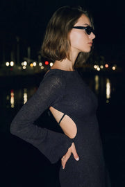 Vestido corto de fit ajustado, manga larga con puño amplio, cuello barco y escote en espalda con doble lazo amarrable posterior. Detalle de textura en tejido.