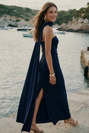 Vestido maxi strapless de fit ajustado, escote recto y abertura en bajo. Detalle decorativo de choker.