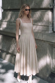 Vestido midi de corte en a, tirantes, estampado rayas, escote cuadrado y cortes decorativos. Cierre lateral con cremallera oculta.