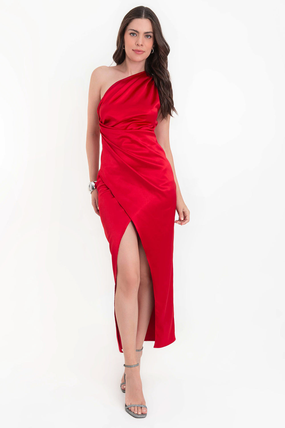 Vestido maxi satinado de fit recto, asimétrico de un hombro, con plisados en hombro, escote diagonal, cruce frontal con plisados en costados y abertura frontal en bajo. Cierre lateral con cremallera oculta.