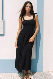 Vestido maxi de tirantes con nudo amarrable, talle fruncido, escote recto y corte en a con capas de olanes en bajo.