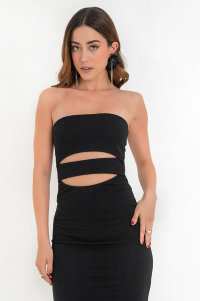 Vestido midi de fit ajustado, strapless, escote recto y detalle de cut outs frontales. Cierre posterior con cremallera visible en contraste y abertura en bajo.