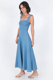 Vestido midi de tirantes con nudo, escote corazón con plisados y cortes decorativos frontales, corte en a y cierre posterior con cremallera oculta.