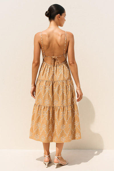 Vestido midi bordado de fit fluido, corte en a, tirantes delgados ajustables, escote v, bajo con capas de olanes y escote en espalda con lazo amarrable posterior. Detalle de rib elástico en cintura y bordado con perforado en tejido.