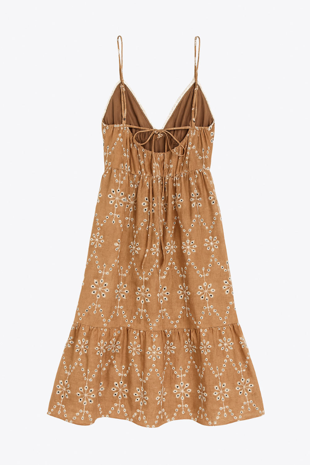 Vestido midi bordado de fit fluido, corte en a, tirantes delgados ajustables, escote v, bajo con capas de olanes y escote en espalda con lazo amarrable posterior. Detalle de rib elástico en cintura y bordado con perforado en tejido.