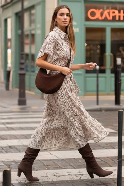 Vestido midi camisero, estampado, de fit fluido, manga corta amplia con olanes, cuello camisero, cinturón amarrable del mismo tejido, pinza de amplitud en espalda y olanes en bajo asimétrico. Detalle de bies en contraste.