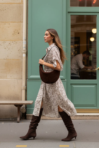 Vestido midi camisero, estampado, de fit fluido, manga corta amplia con olanes, cuello camisero, cinturón amarrable del mismo tejido, pinza de amplitud en espalda y olanes en bajo asimétrico. Detalle de bies en contraste.