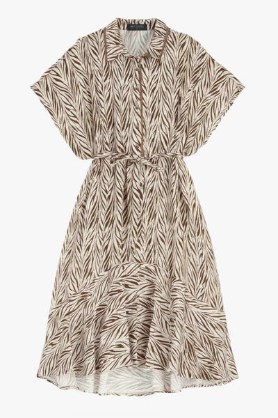 Vestido midi camisero, estampado, de fit fluido, manga corta amplia con olanes, cuello camisero, cinturón amarrable del mismo tejido, pinza de amplitud en espalda y olanes en bajo asimétrico. Detalle de bies en contraste.