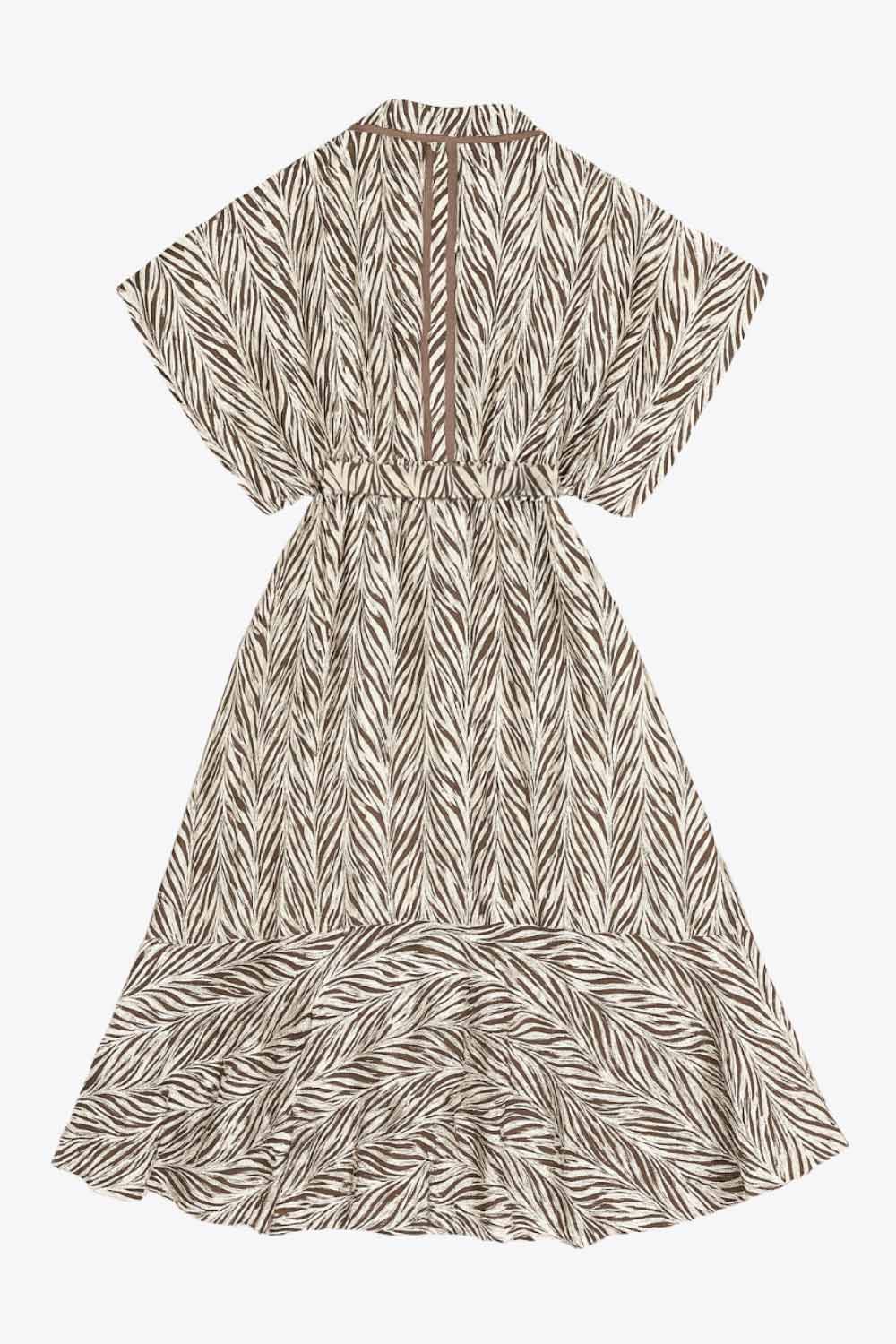 Vestido midi camisero, estampado, de fit fluido, manga corta amplia con olanes, cuello camisero, cinturón amarrable del mismo tejido, pinza de amplitud en espalda y olanes en bajo asimétrico. Detalle de bies en contraste.