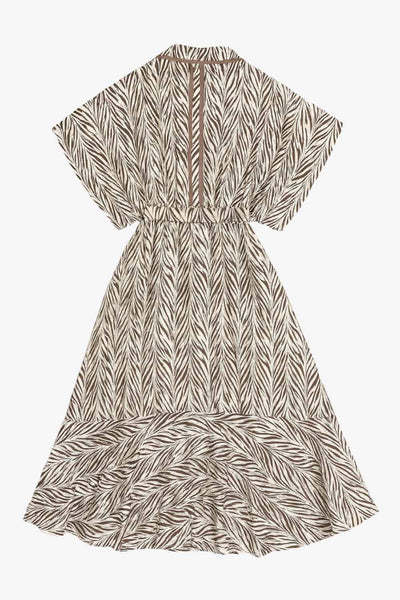 Vestido midi camisero, estampado, de fit fluido, manga corta amplia con olanes, cuello camisero, cinturón amarrable del mismo tejido, pinza de amplitud en espalda y olanes en bajo asimétrico. Detalle de bies en contraste.