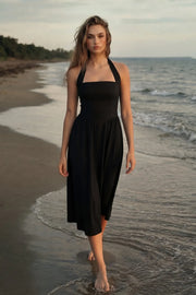 Vestido midi de cuello halter, sin mangas, escote recto, corte en a, corte v en cintura con plisados y fruncido en espalda.
