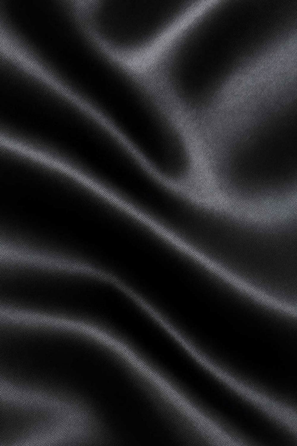 Vestido midi satinado de fit ajustado, escote fluido con plisados en sisa, tirantes delgados con lazado ajustable posterior, cut out en costados y espalda. Cierre posterior con cremallera oculta.