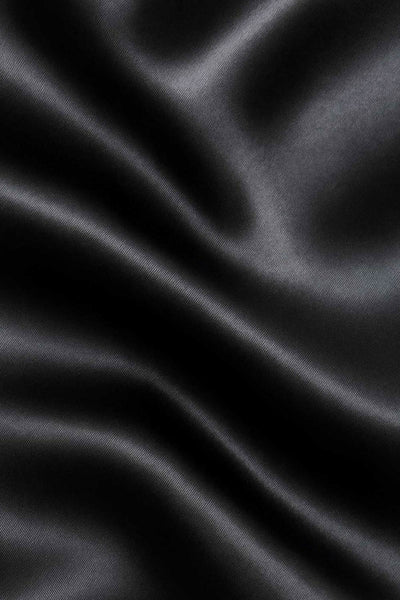 Vestido midi satinado de fit ajustado, escote fluido con plisados en sisa, tirantes delgados con lazado ajustable posterior, cut out en costados y espalda. Cierre posterior con cremallera oculta.