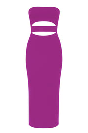 Vestido midi de fit ajustado, strapless, escote recto y detalle de cut outs frontales. Cierre posterior con cremallera visible en contraste y abertura en bajo.